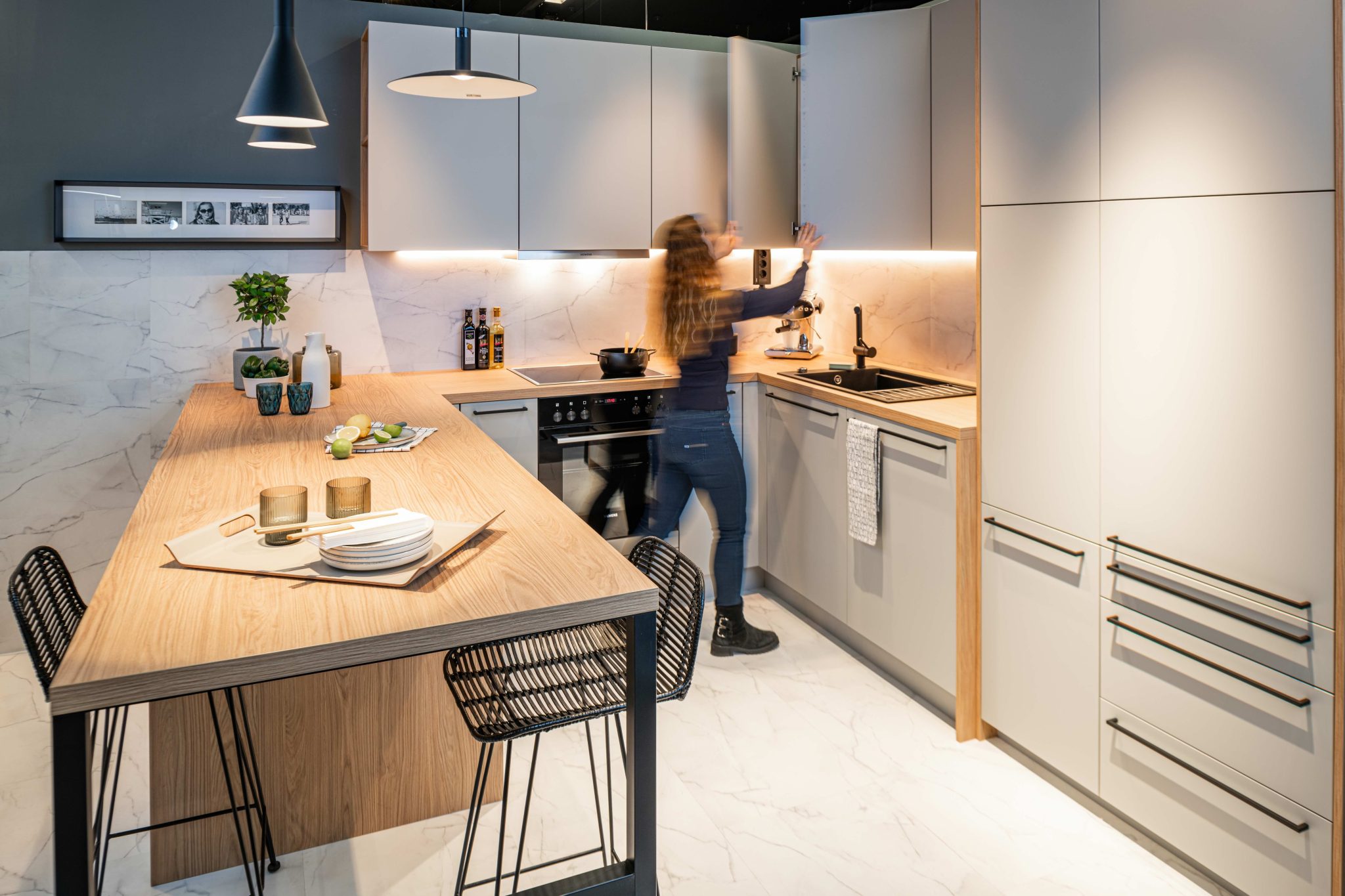 Model kuhinje Amica u bojama Manhattan Grey i Nordic Oak s crnom ručkom