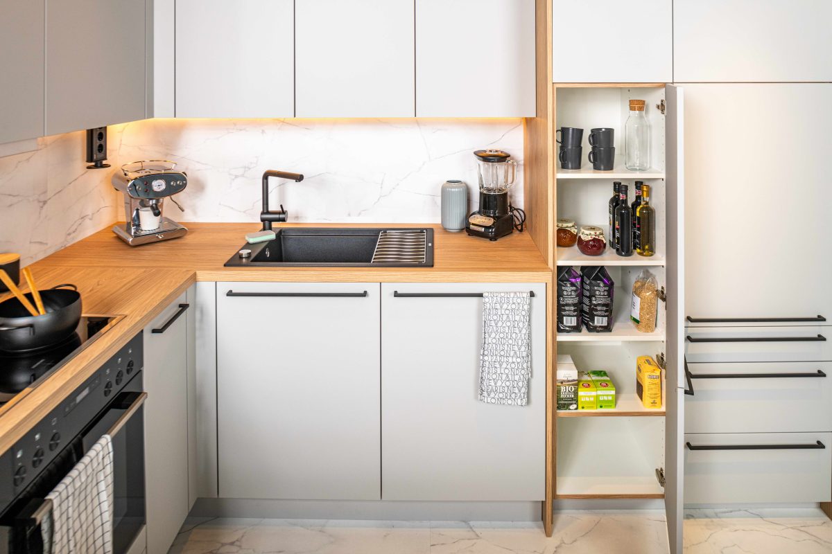 Manhattan Grey kuhinja s radnom pločom i ostavom od nordijskog hrasta