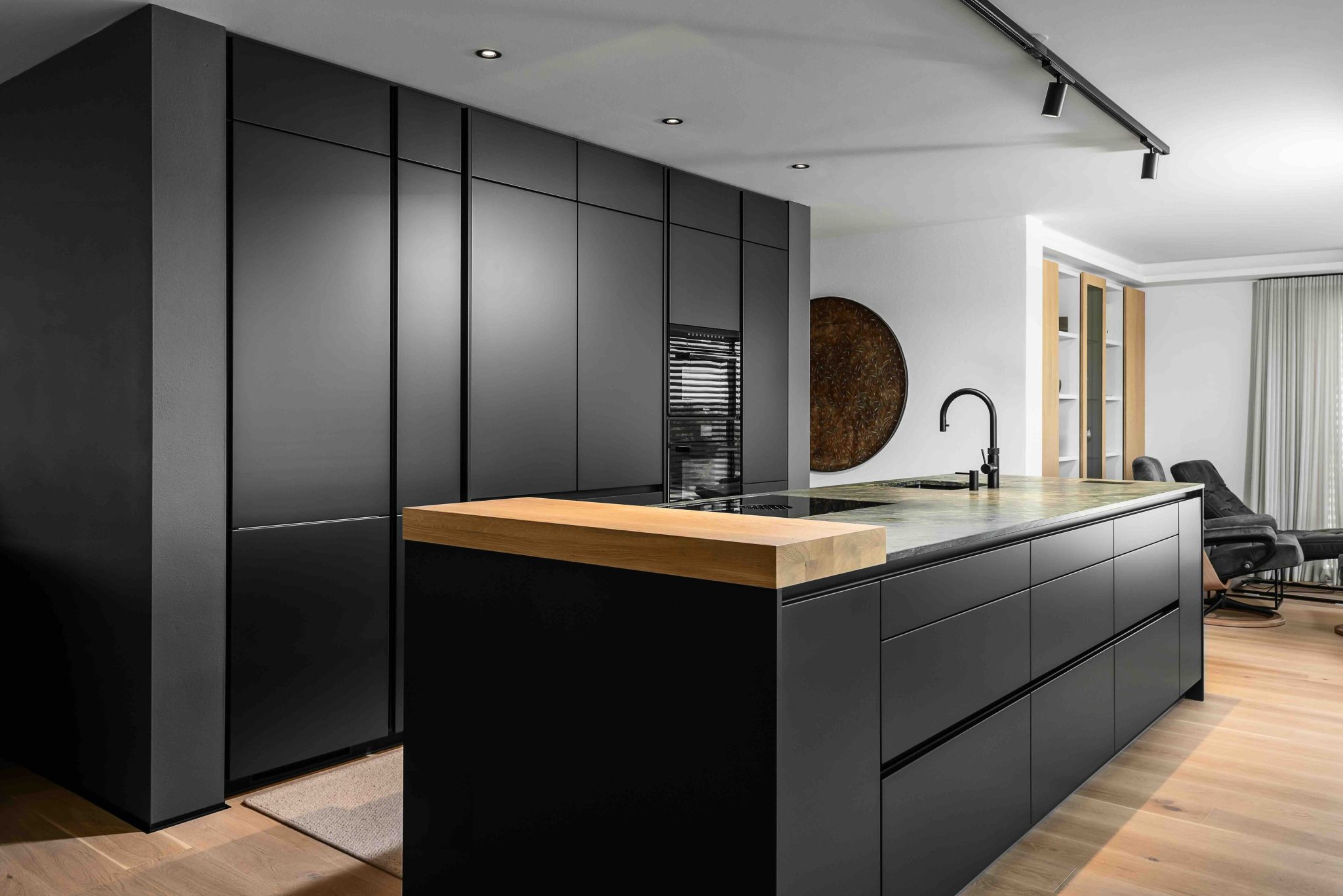 Radna ploča u drvenom izgledu s bijelim visokosjajnim zidnim ormarićima, bijeli sudoper