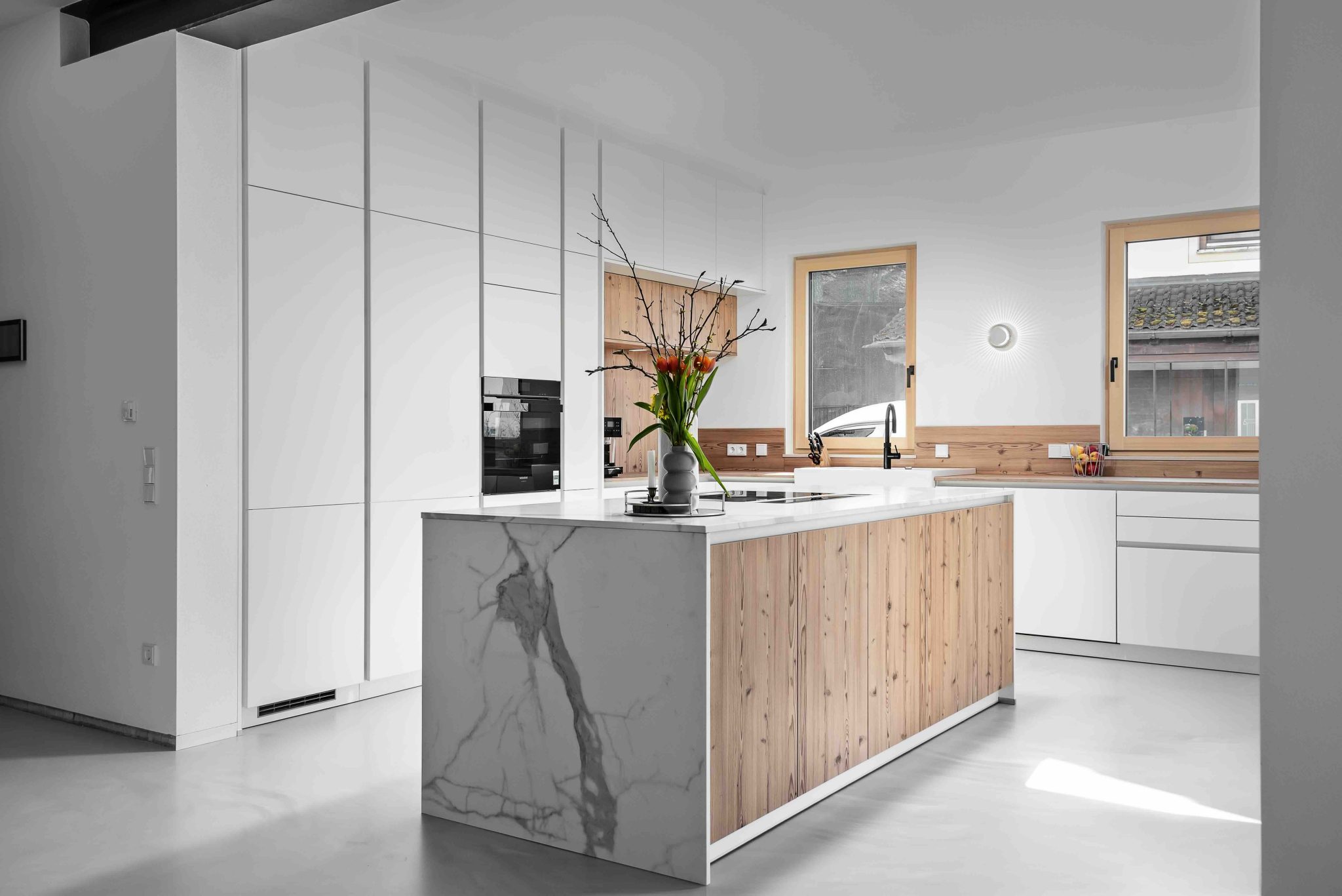 Bijela kuhinja Silbermond sa svjetlom Polarweiß Silbermond bojom