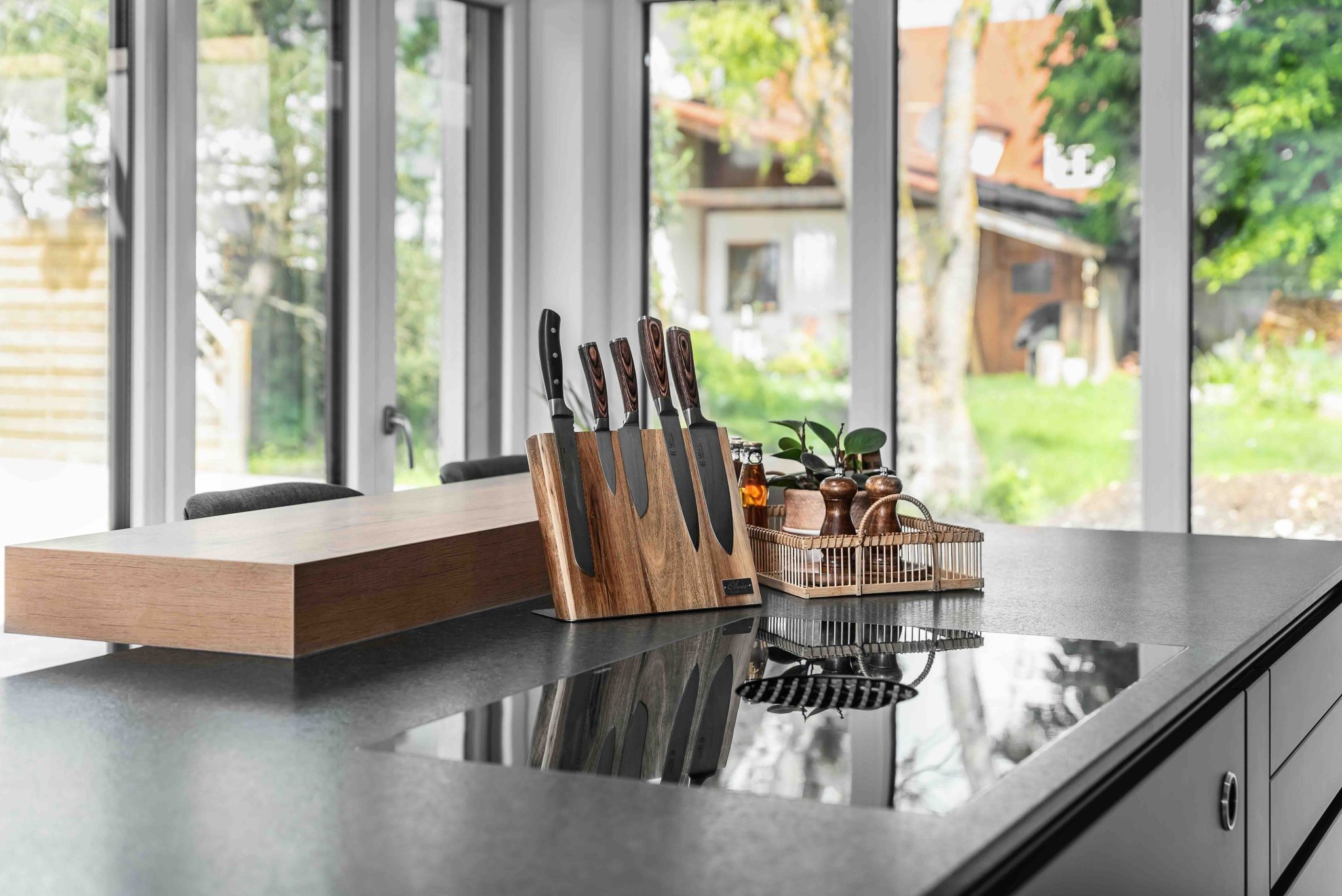 Crna radna ploča za kuhinju